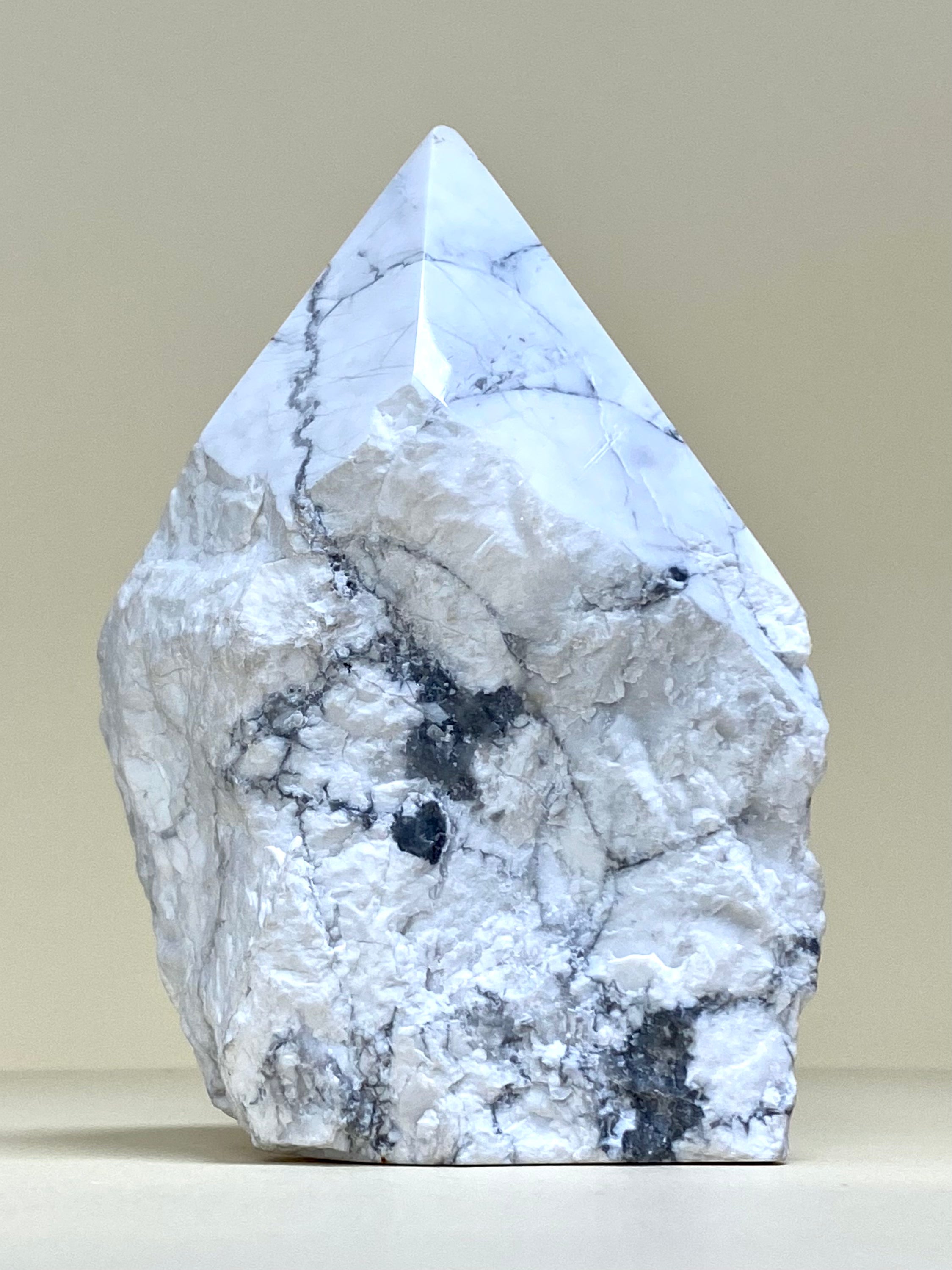 Howlite point 393g