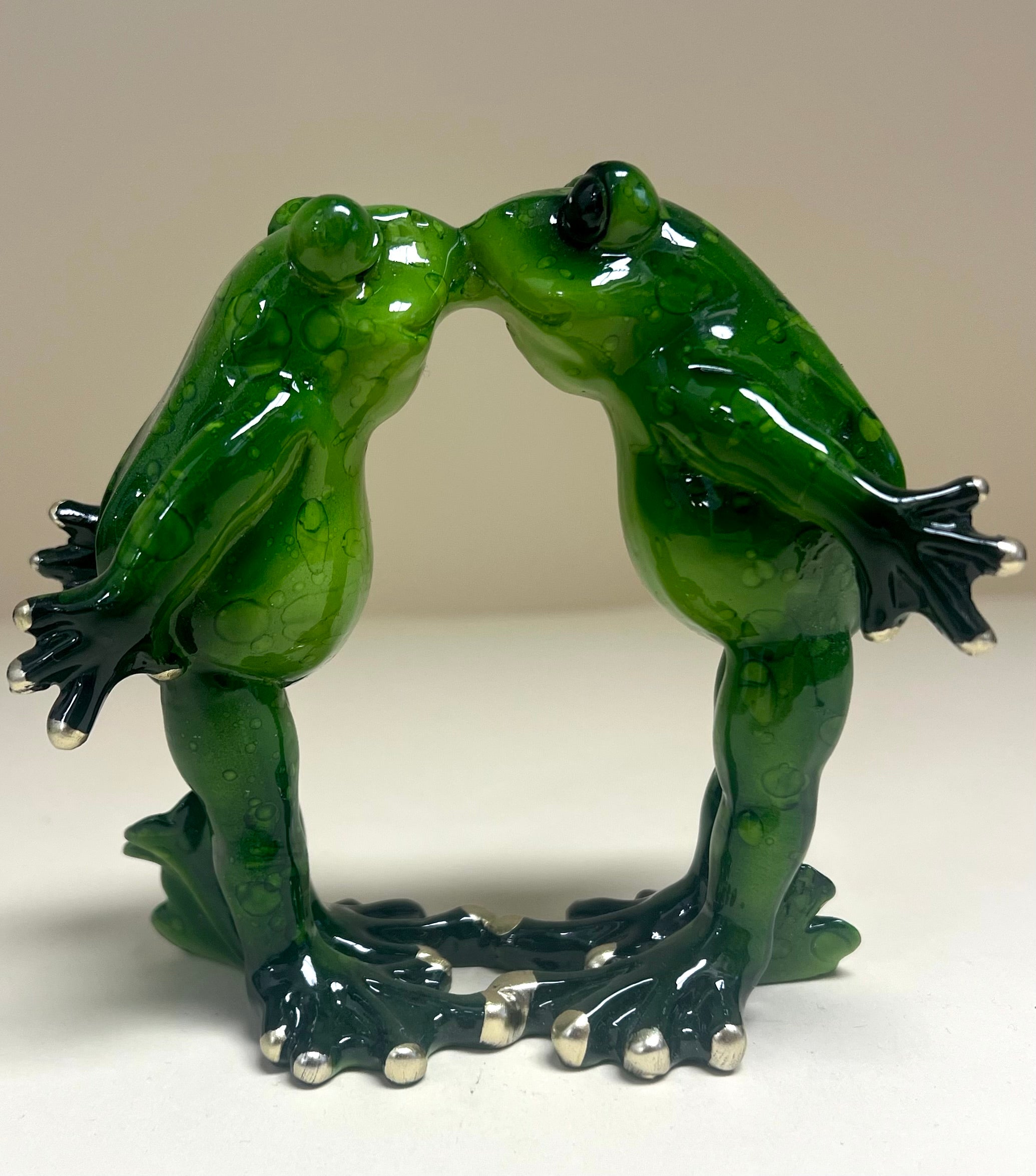 Frogs Kissing Pose 13cm